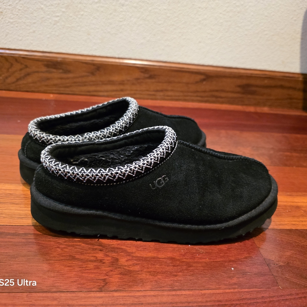 UGG Black Sheepskin Interior Tazman